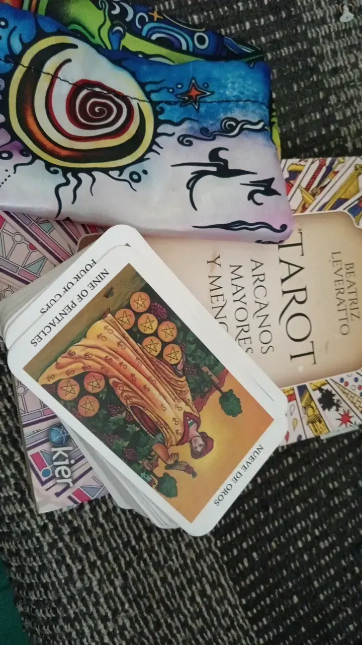 Set de Tarot con libro y cartas ilustradas