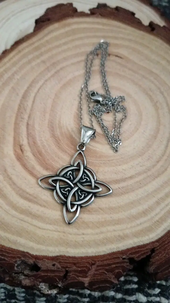 Collar con colgante celta de acero inoxidable