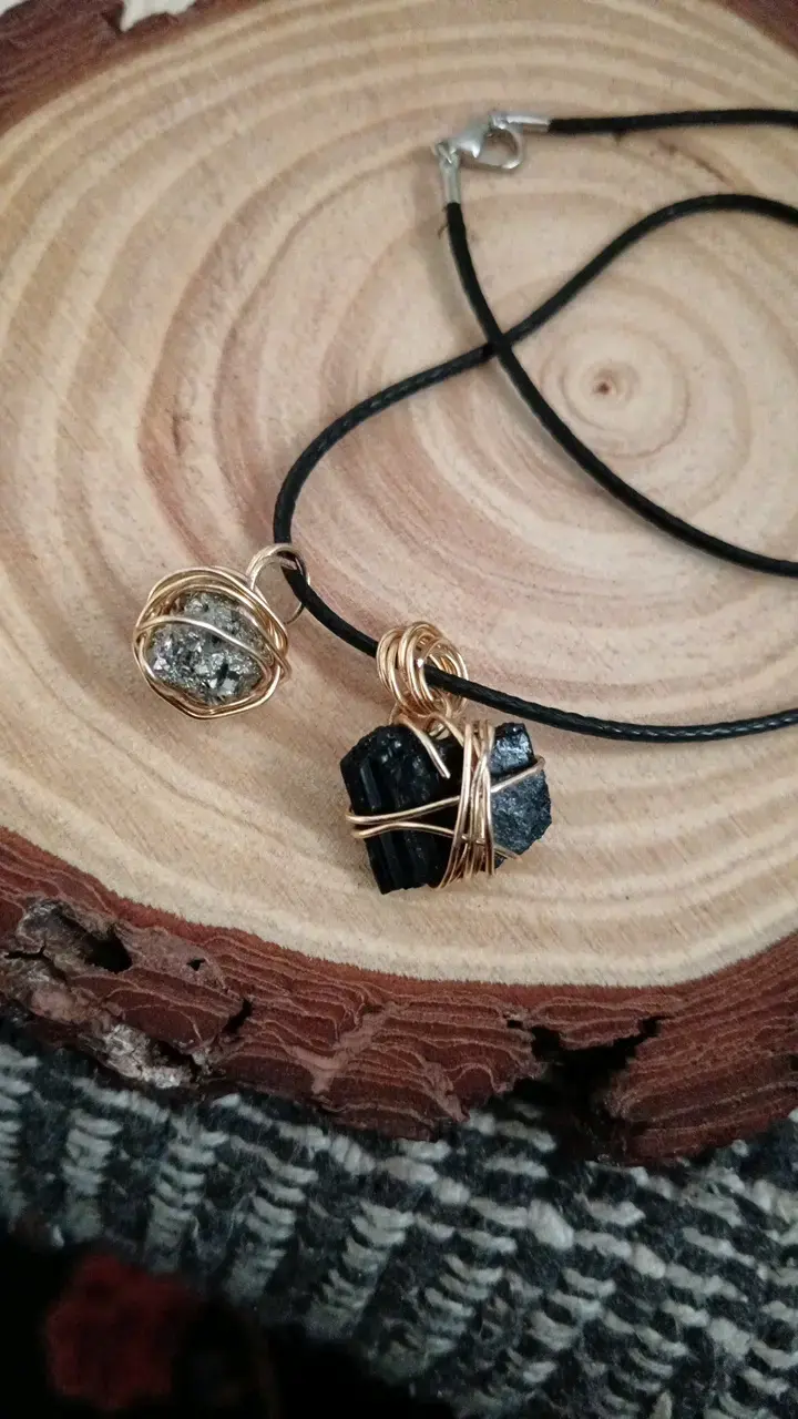 Collar de piedras naturales con cordón negro - 1