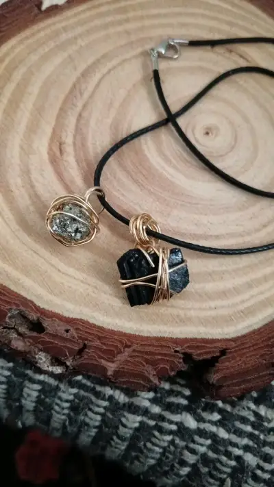 Collar de piedras naturales con cordón negro - miniatura 1