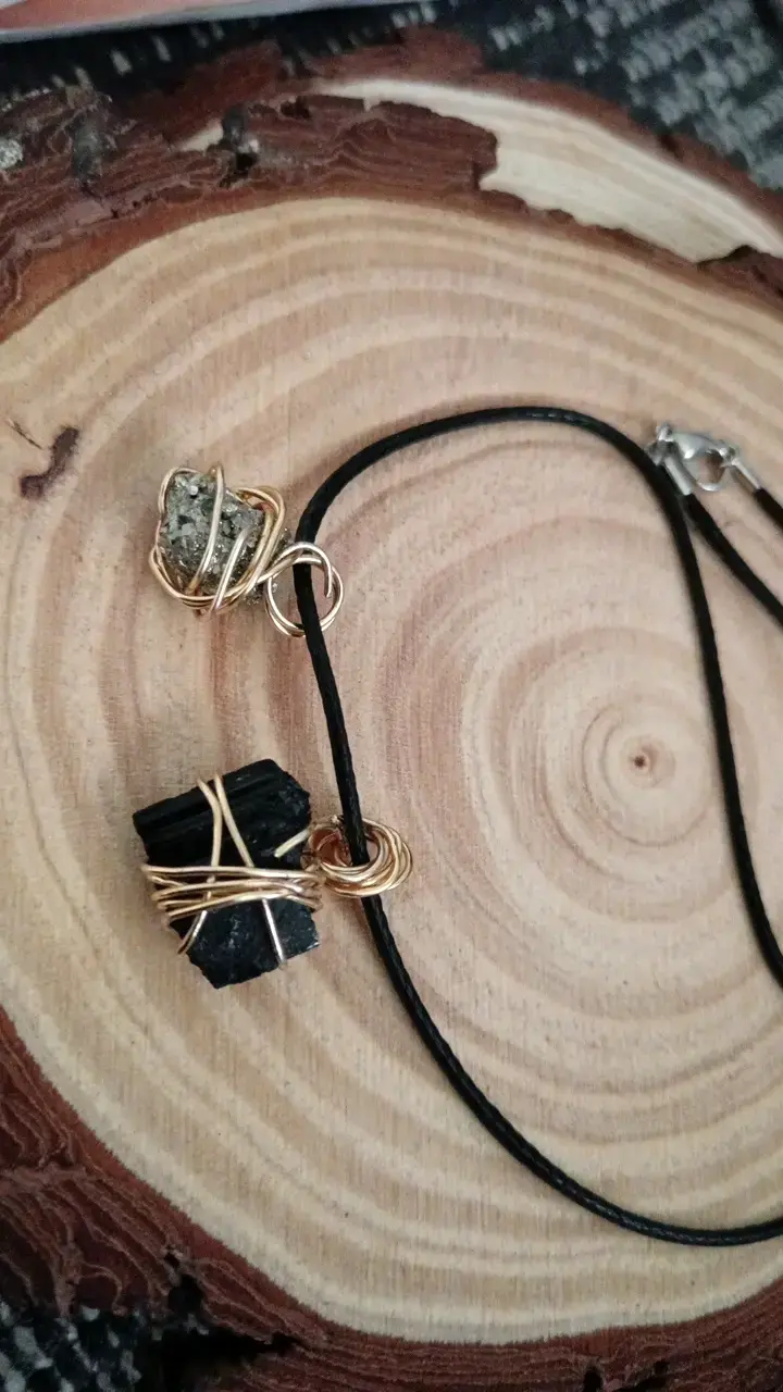Collar de piedras naturales con cordón negro - 2