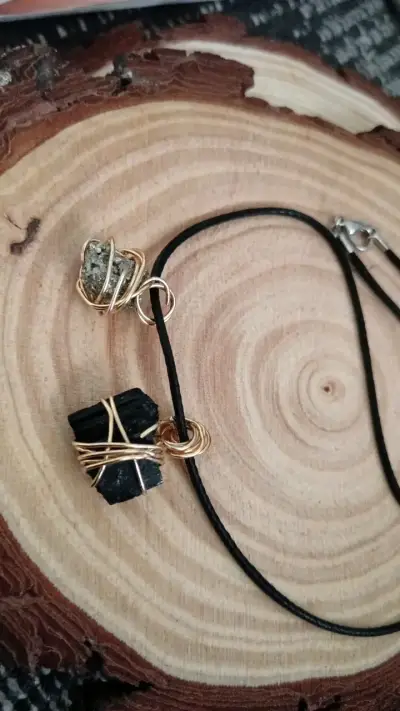 Collar de piedras naturales con cordón negro - miniatura 2