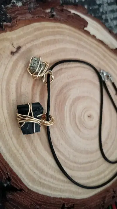Collar de piedras naturales con cordón negro - miniatura 3
