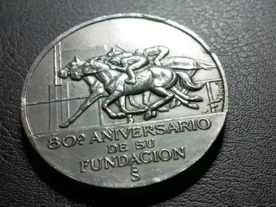 Medalla conmemorativa 80° Aniversario Club Hípico - miniatura 1