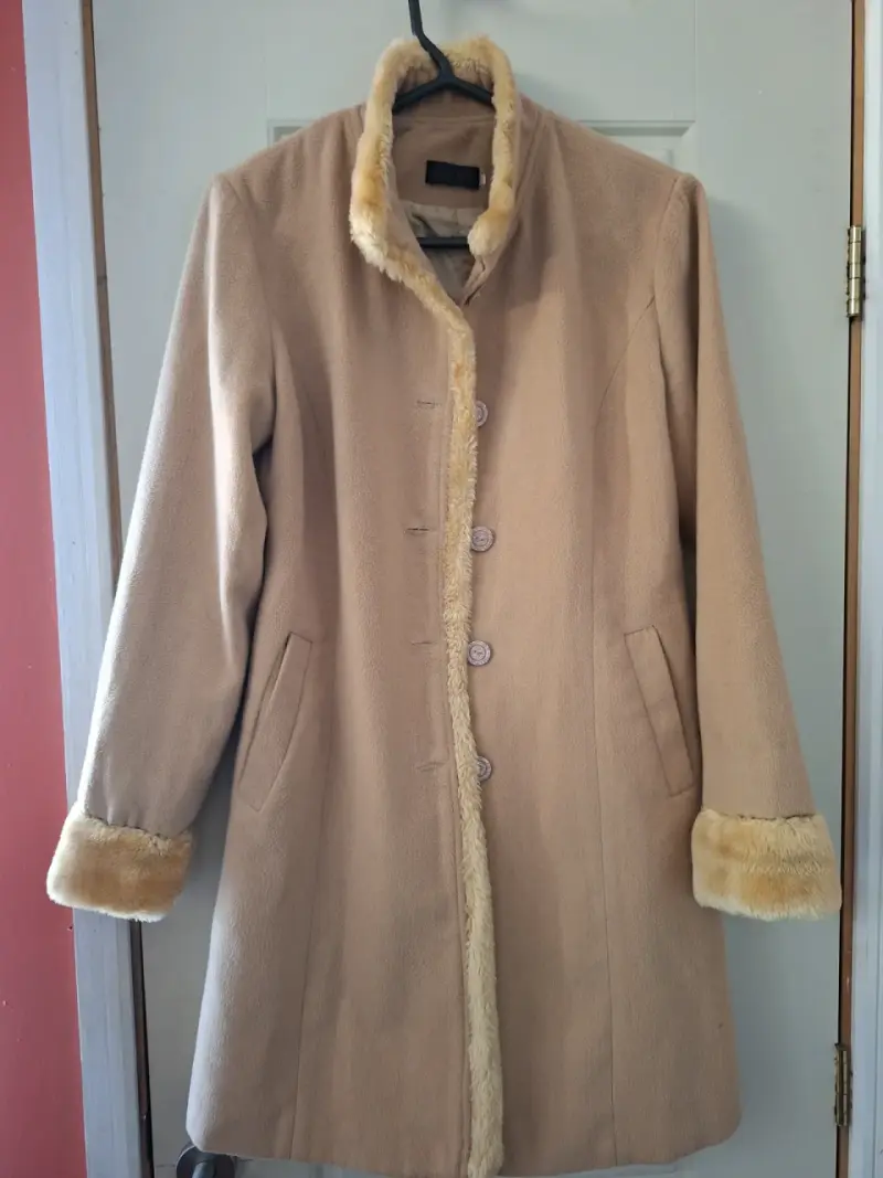 Abrigo de mujer beige con forro de piel sintética - 1