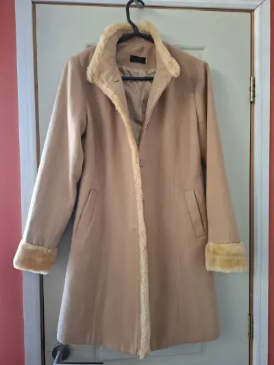 Abrigo de mujer beige con forro de piel sintética - miniatura 2