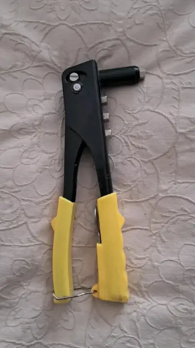 Remachadora manual con mango ergonómico - miniatura 1