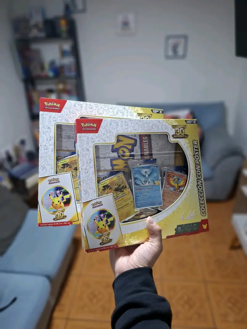 Caja de colección Pokémon 25 aniversario con cartas y póster