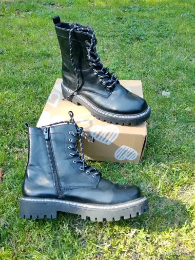 Botas negras de cuero con suela gruesa - miniatura 1