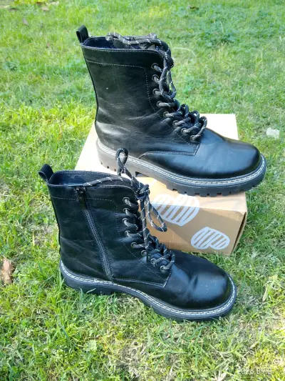 Botas negras de cuero con suela gruesa - miniatura 2