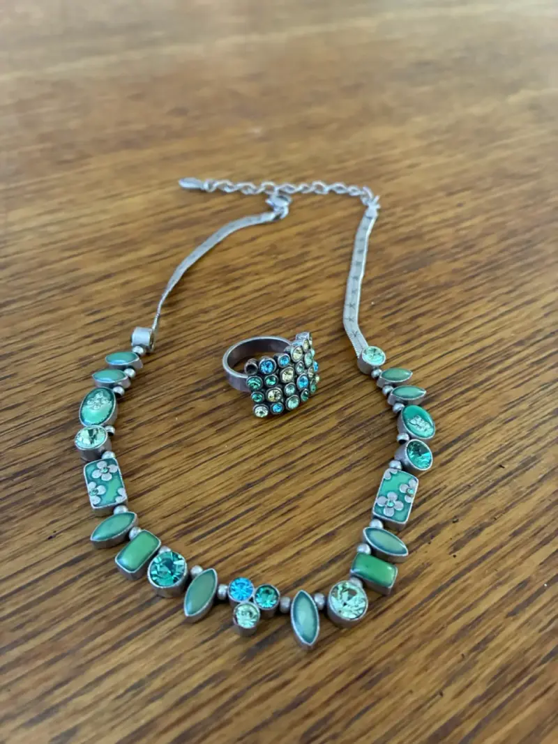 Conjunto de collar y anillo Pilgrim con piedras verdes