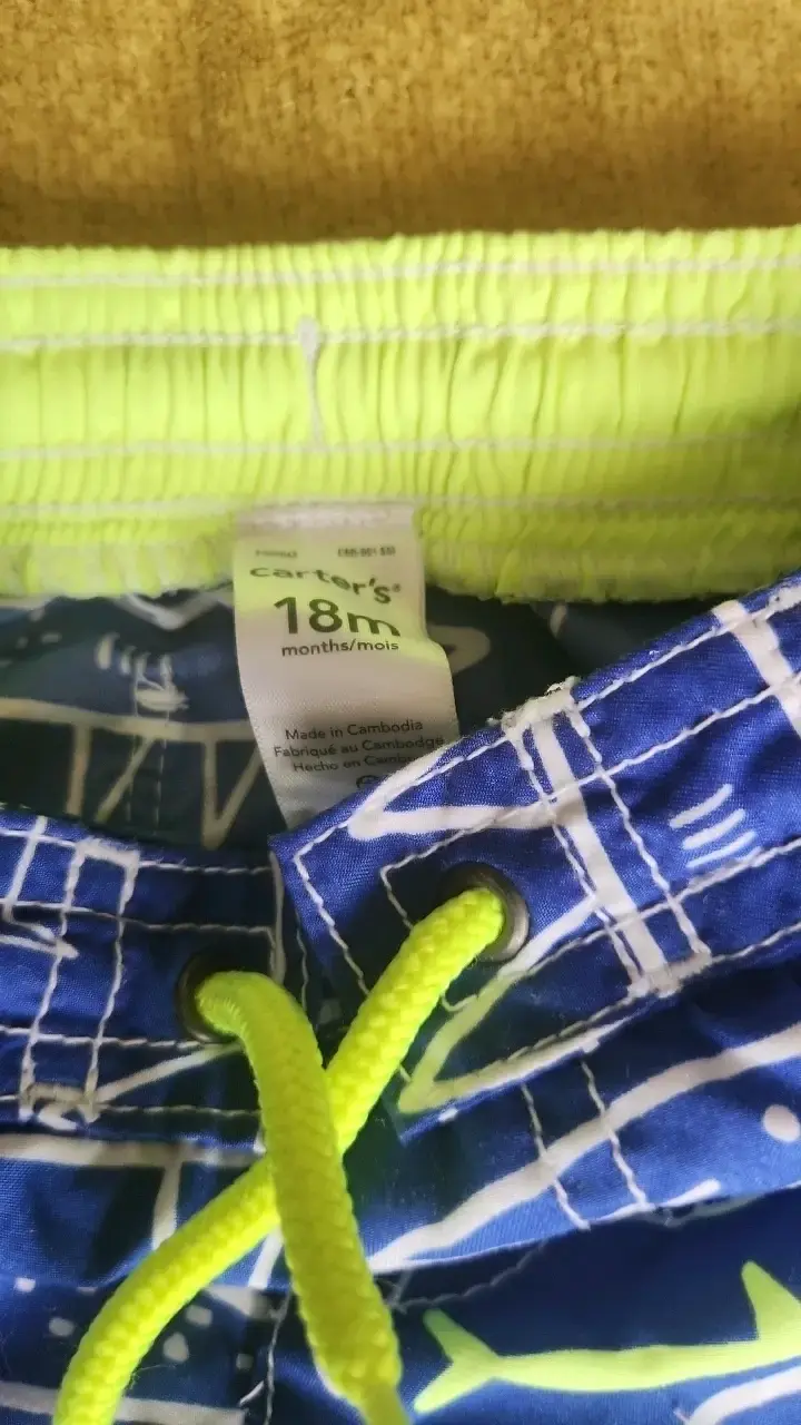 Traje de baño infantil Carter's azul con tiburones