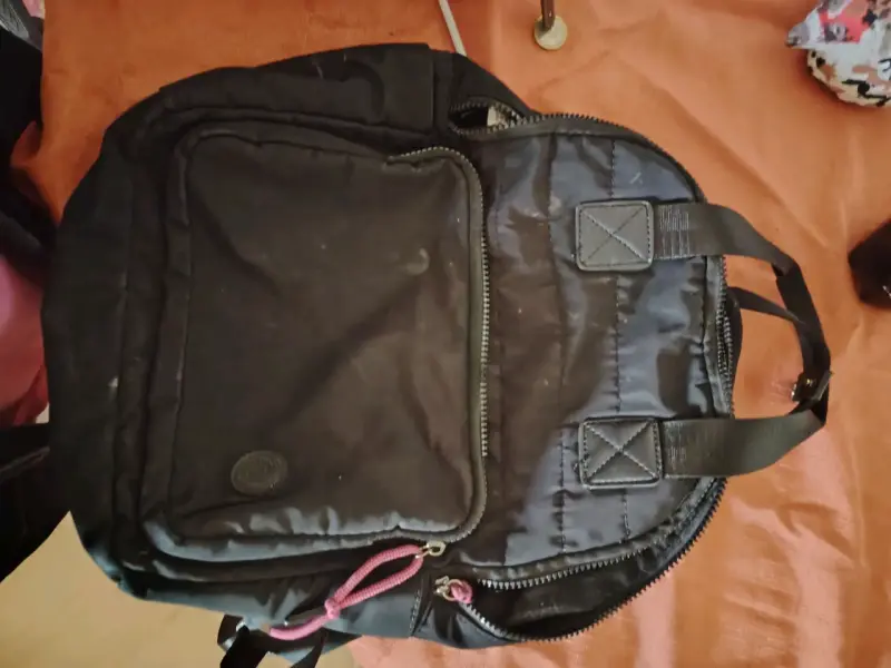 Mochila negra con múltiples compartimentos - 1