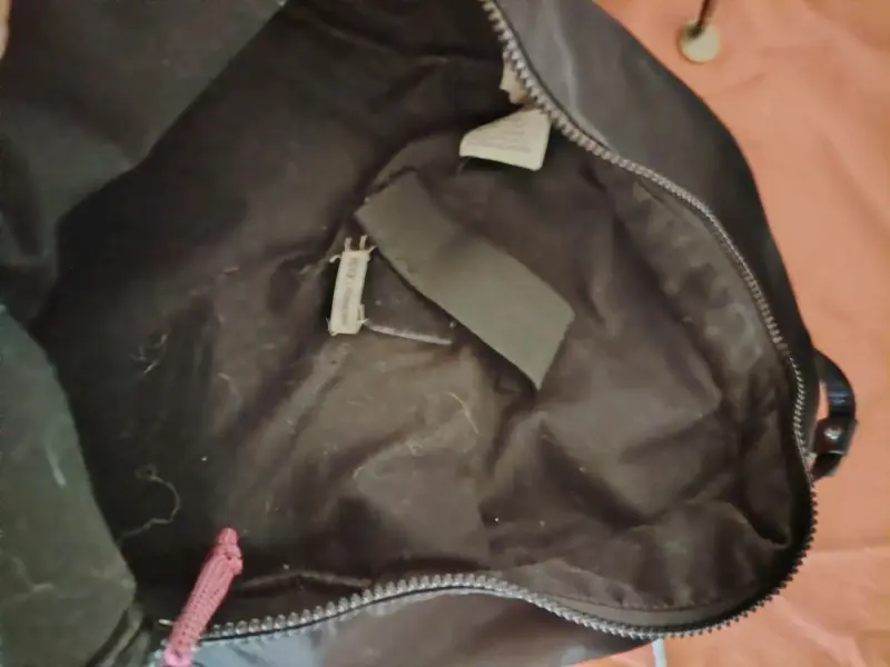 Mochila negra con múltiples compartimentos - 2