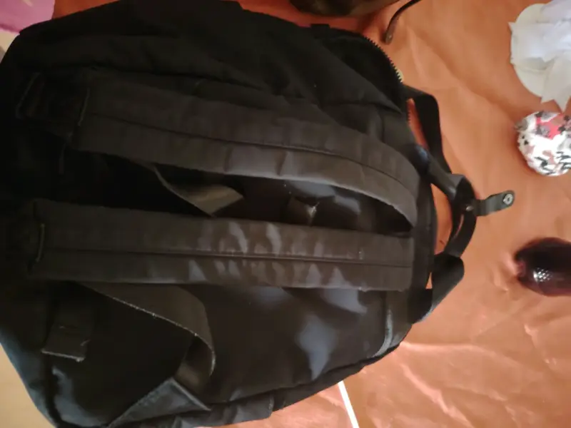 Mochila negra con múltiples compartimentos - 3