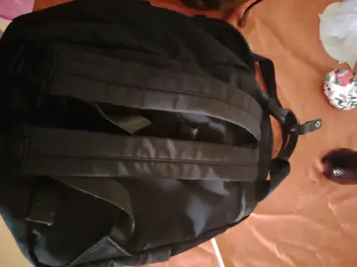 Mochila negra con múltiples compartimentos - miniatura 3