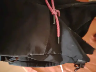 Mochila negra con múltiples compartimentos - miniatura 4
