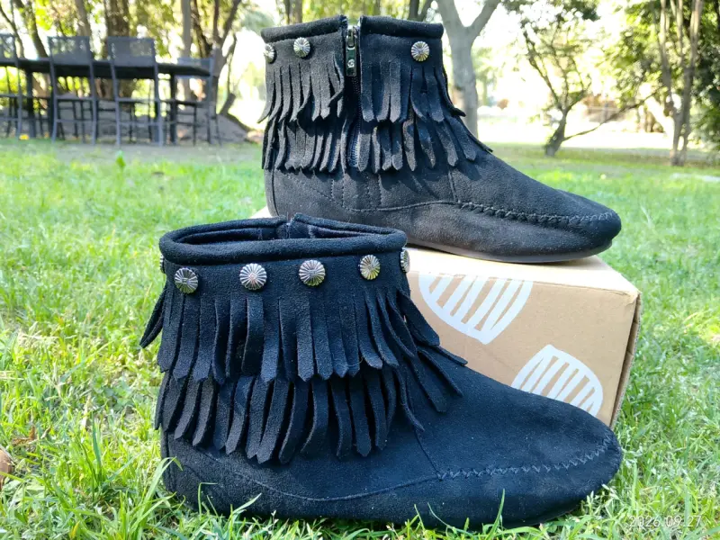 Botines negros con flecos y detalles metálicos