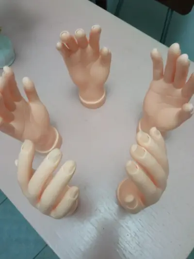 Manos de práctica para manicura - miniatura 1