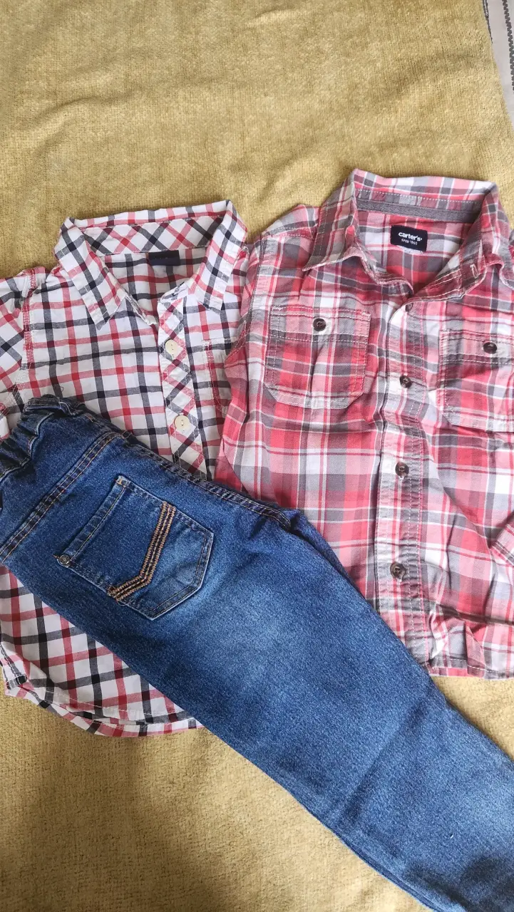 Conjunto de camisas a cuadros y jeans para bebé