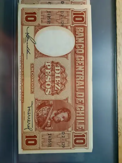 Billetes antiguos de 10 pesos chilenos en álbum - miniatura 2