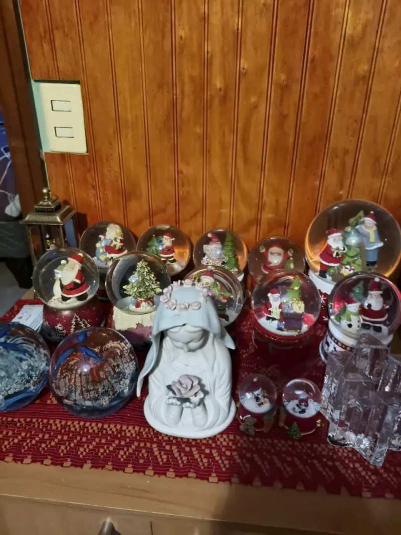 Colección de bolas de nieve navideñas decorativas