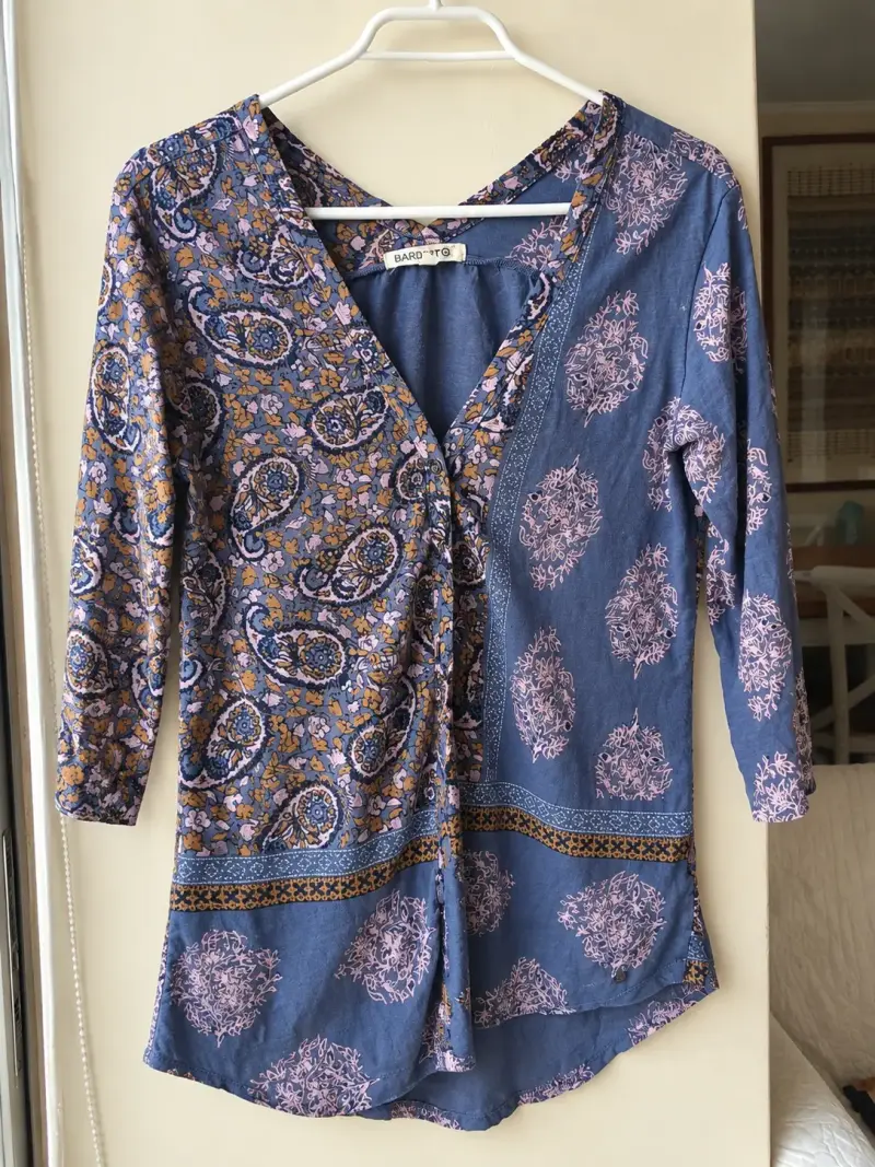 Blusa estampada azul y morado Bardot