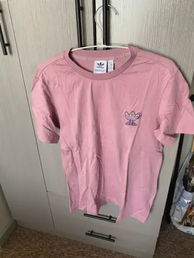 Polera rosa Adidas con diseño gráfico - miniatura 1