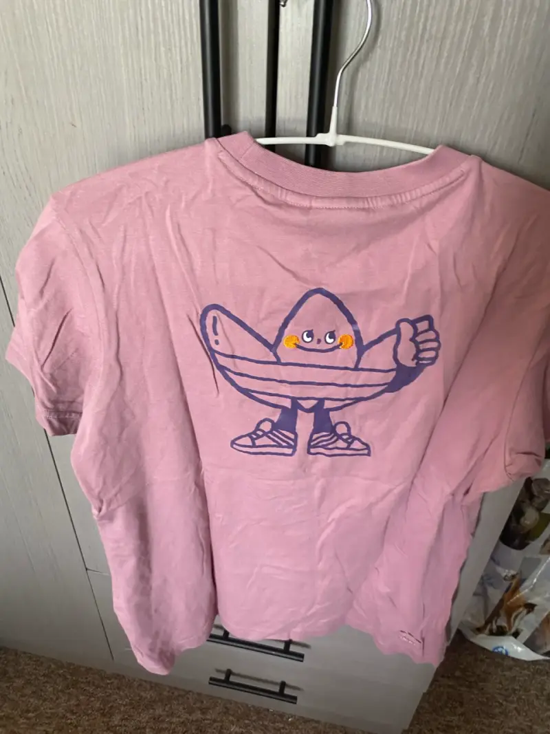 Polera rosa Adidas con diseño gráfico - 2