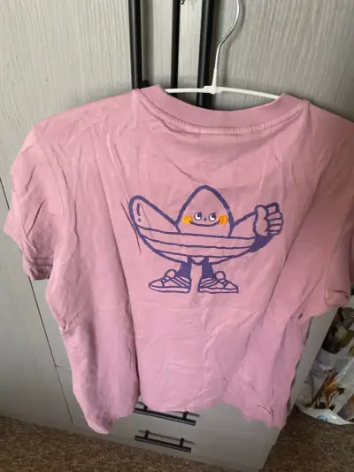 Polera rosa Adidas con diseño gráfico - miniatura 2