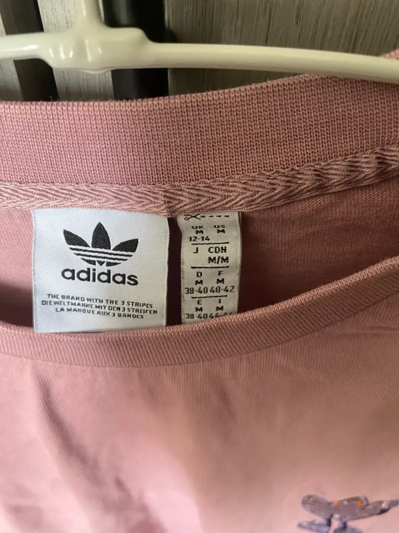 Polera rosa Adidas con diseño gráfico - 3