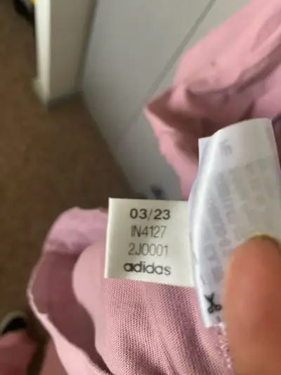 Polera rosa Adidas con diseño gráfico - miniatura 4