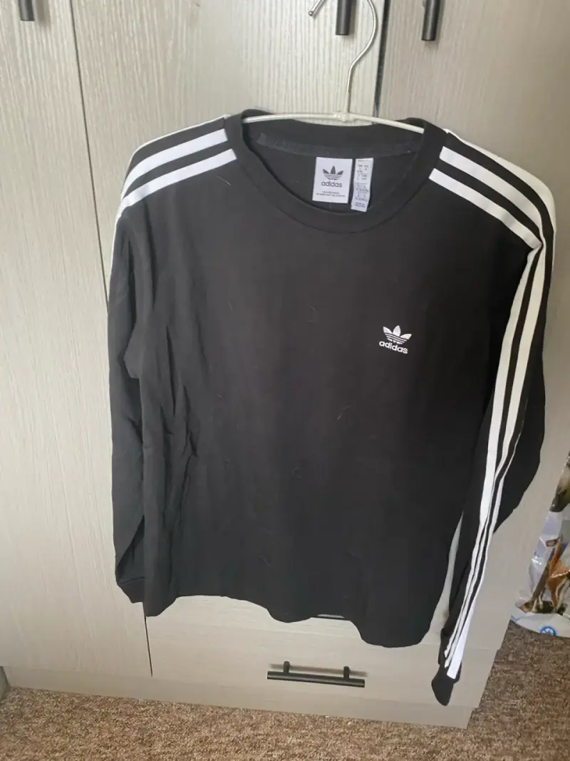 Polera Adidas negra con rayas blancas - 1