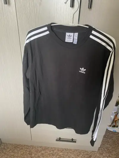 Polera Adidas negra con rayas blancas - miniatura 1