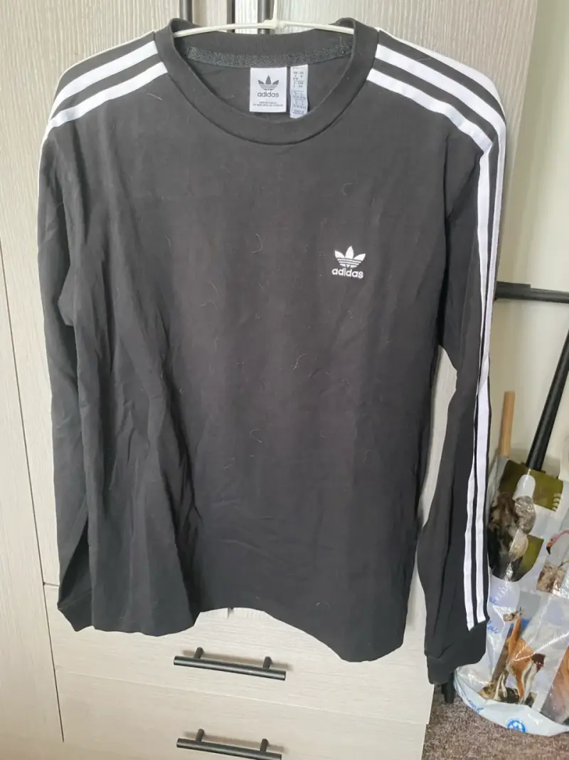 Polera Adidas negra con rayas blancas - 2
