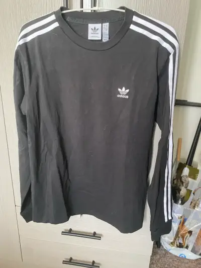 Polera Adidas negra con rayas blancas - miniatura 2