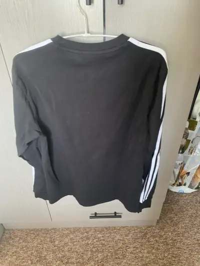 Polera Adidas negra con rayas blancas - miniatura 4