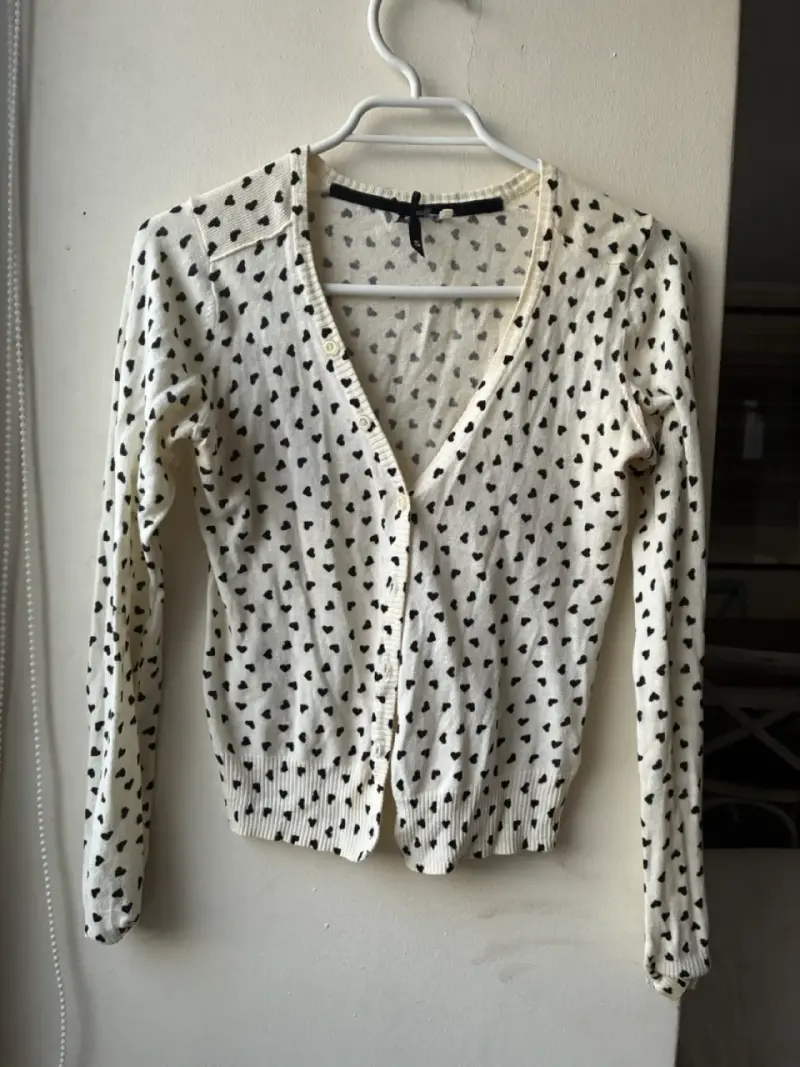 Cardigan de punto con estampado de corazones