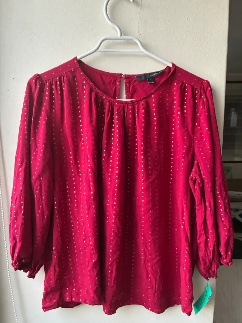 Blusa roja con detalles dorados para mujer