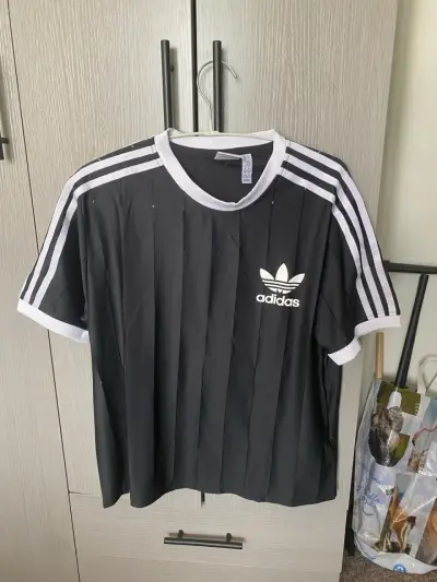 Polera Negra Adidas con Logo y Rayas Blancas - miniatura 1
