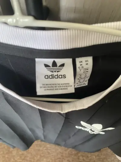 Polera Negra Adidas con Logo y Rayas Blancas - miniatura 2
