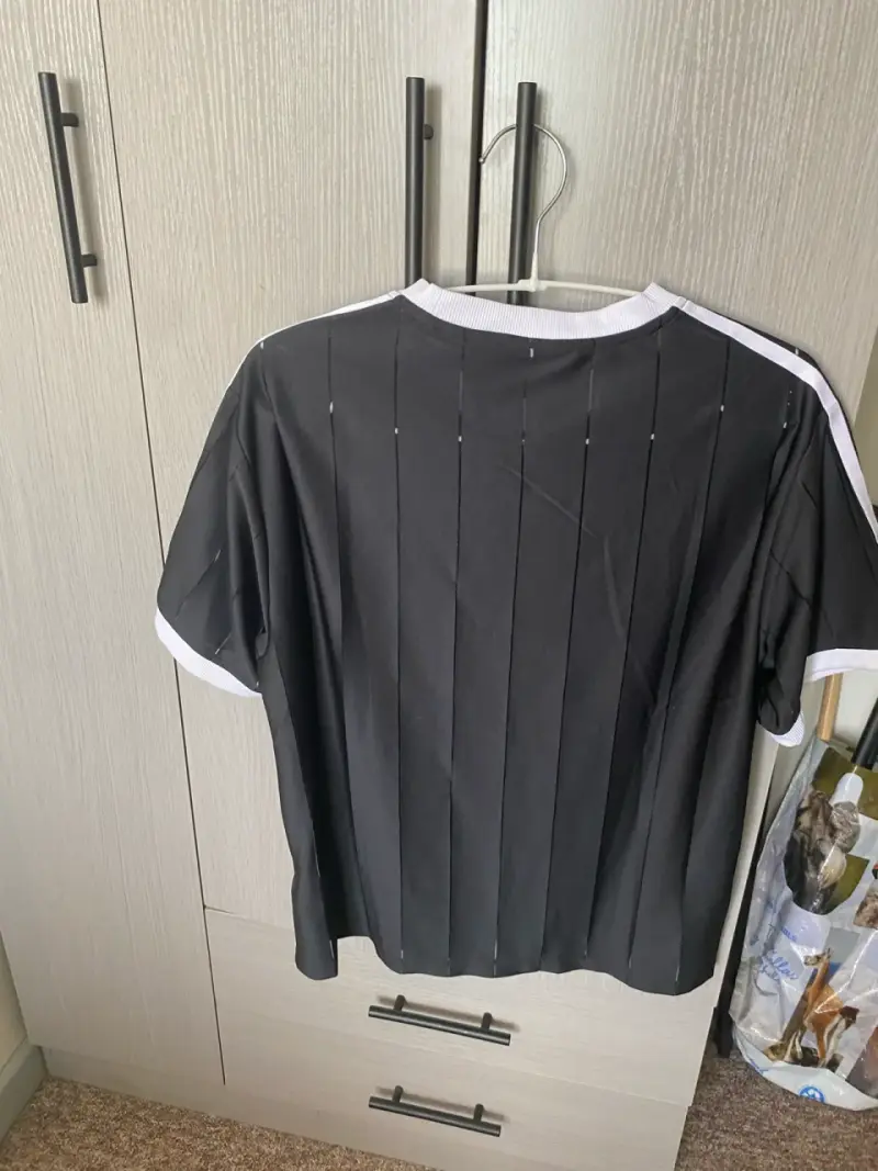 Polera Negra Adidas con Logo y Rayas Blancas - 3