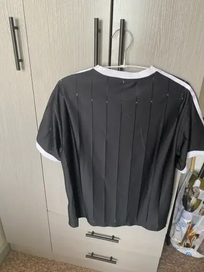 Polera Negra Adidas con Logo y Rayas Blancas - miniatura 3
