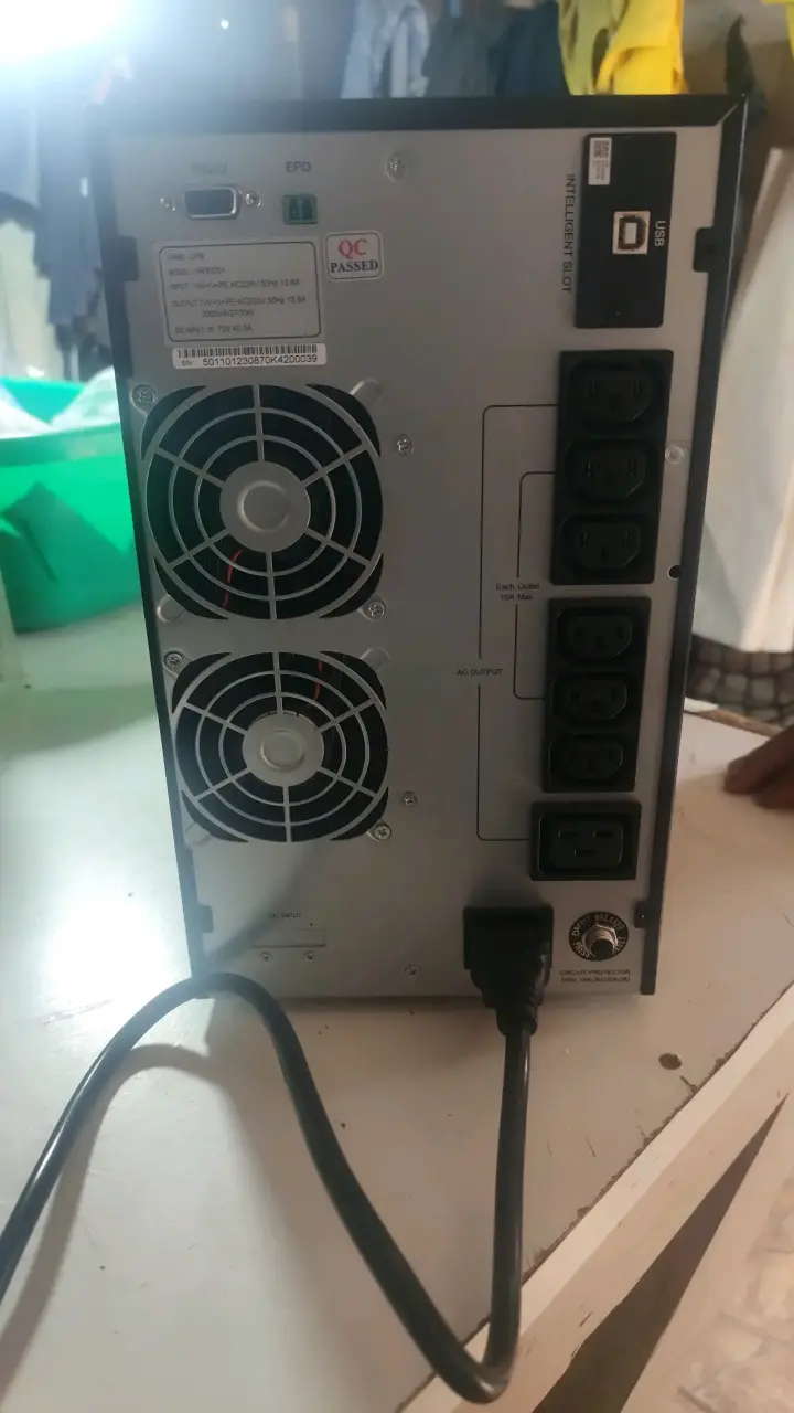 UPS Enuz KR3000+ con pantalla digital - 2