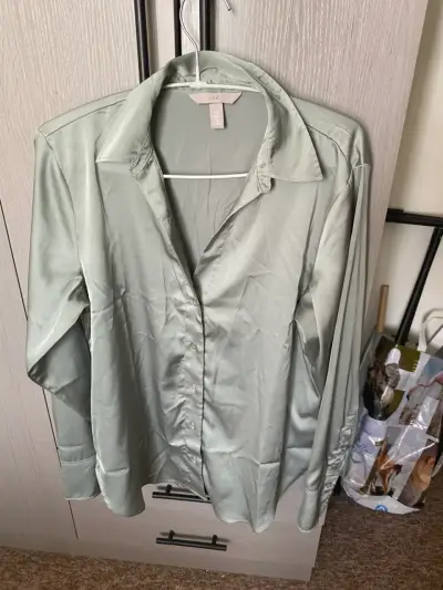 Blusa de satén verde H&M para mujer - miniatura 1