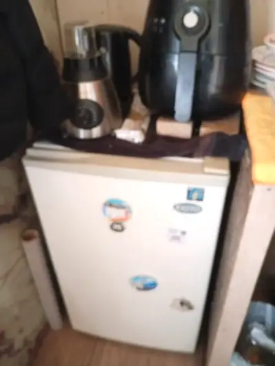 Refrigerador pequeño blanco en buen estado - miniatura 1