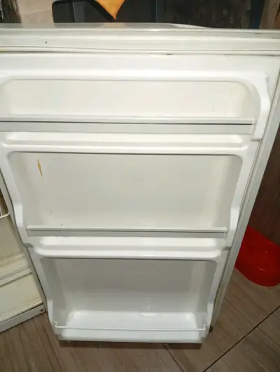 Refrigerador pequeño blanco en buen estado - miniatura 2