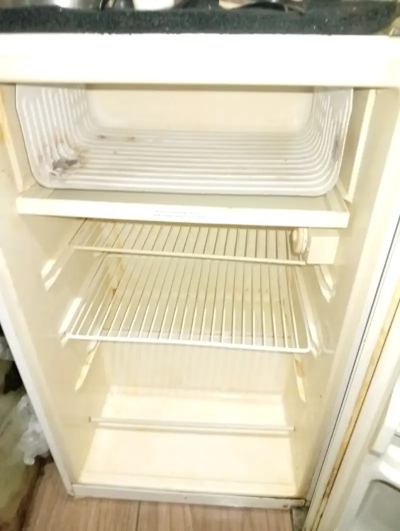 Refrigerador pequeño blanco en buen estado - 3