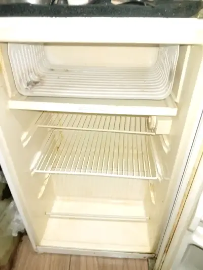 Refrigerador pequeño blanco en buen estado - miniatura 3