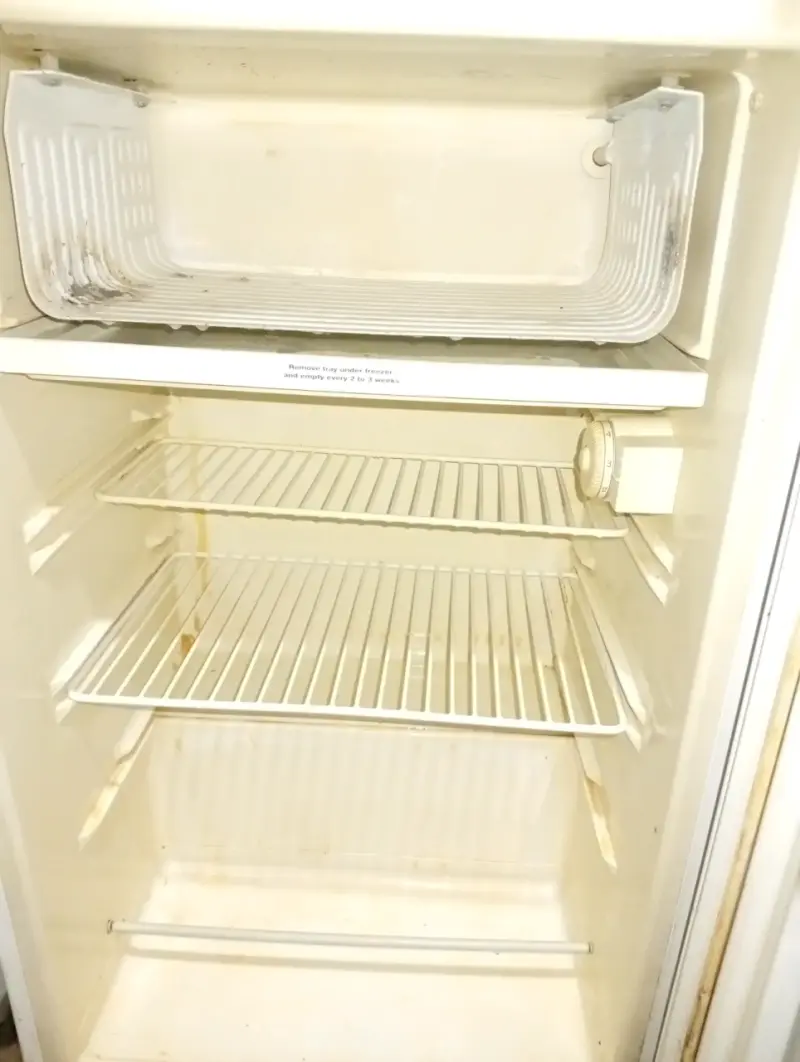 Refrigerador pequeño blanco en buen estado - 4